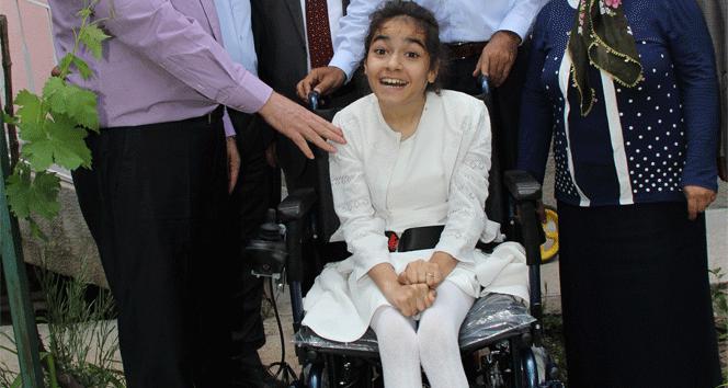 Başbakan&#039;dan engelli kız çocuğuna akülü araç