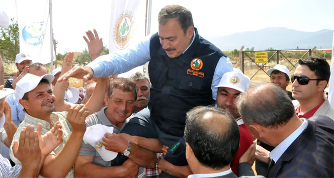 Köylüler, Bakan Eroğlu&#039;nu omuzlarda taşıdı