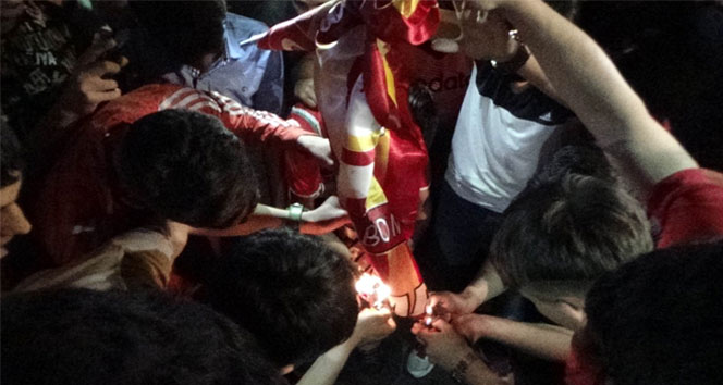Diyarbakır&#039;da Galatasaray bayrağı yakıldı