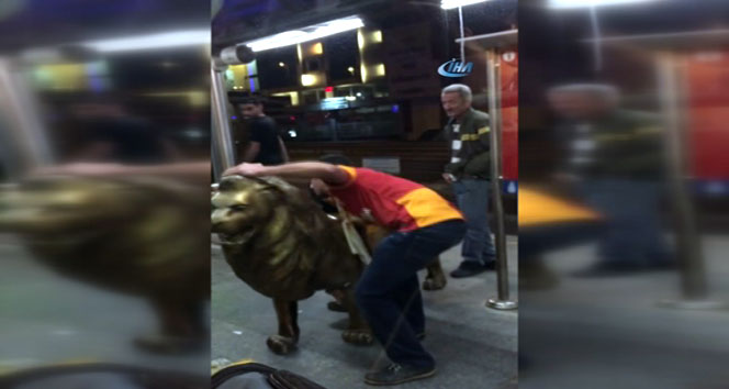 Florya&#039;daki aslan heykelini metrobüsle götürdüler