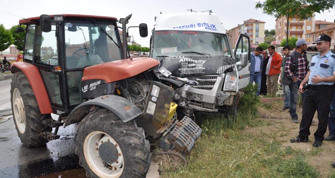 Yozgat’ta minibüs ile traktör çarpıştı: 6 yaralı