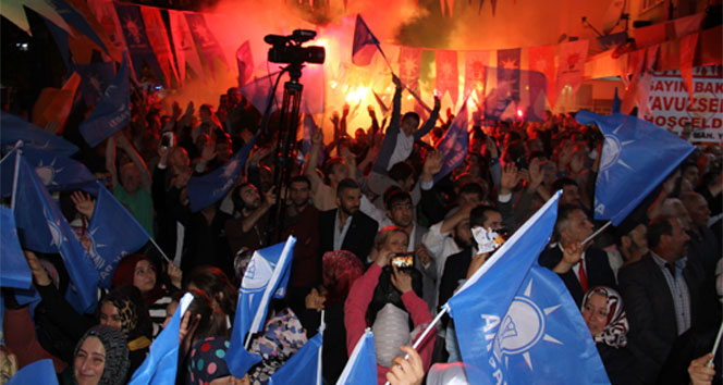 Müezzinoğlu&#039;ndan miting gibi seçim bürosu açılışı