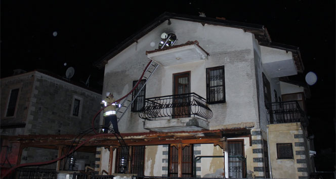 İzmir&#039;de düşen yıldırım evi yaktı