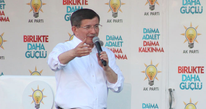 Başbakan Ahmet Davutoğlu, muhalefet partilerini eleştirerek, “Biz milli iradeyle yürürüz, onlar vesayetçilerle, paralelcilerle yürür. Baktılar tek tek bizim üzerimize gelemiyorlar, 3’ü birden toplandı” dedi.
