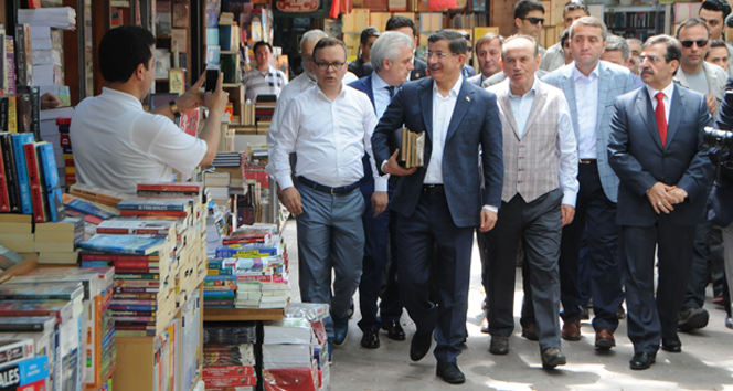 Başbakan Davutoğlu, Sahaflar Çarşısı’nı gezdi