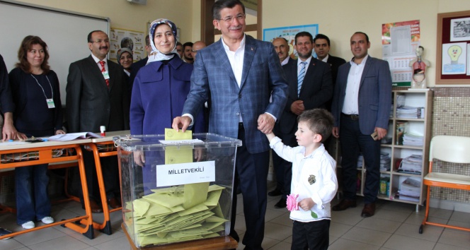 Başbakan Ahmet Davutoğlu, memleketi Konya&#039;da oy kullandı