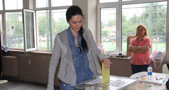 Ünlüler vatandaşlık görevini yaptı