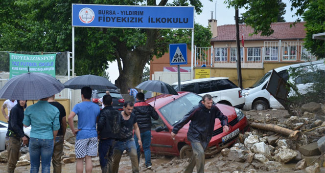 Bursa’da sel okulun duvarını yıktı, oy kullanmaya gelen 50 kişi mahsur kaldı