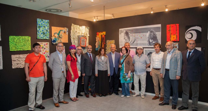 Mısır ve makarnadan gece elbisesi yaptılar