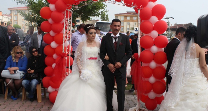 10 yıl sonra üç çocukla düğün yaptılar