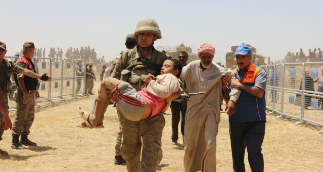 Bombardımandan kaçan Suriyeliler Türkiye&#039;ye sığınıyor
