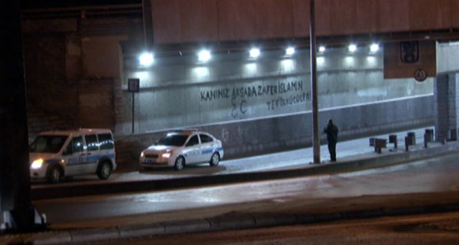 Köprü altına yazı yazarken yakalandılar