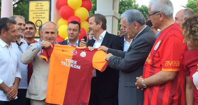 Galatasaray'ın bayrağı şampiyonlar anıtına çekildi.