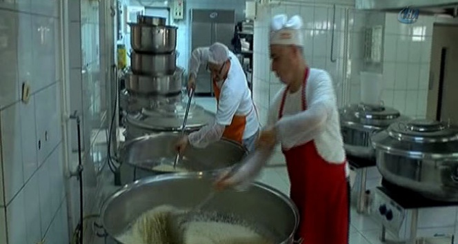 Dev kazanlar iftar yemekleri için kaynadı