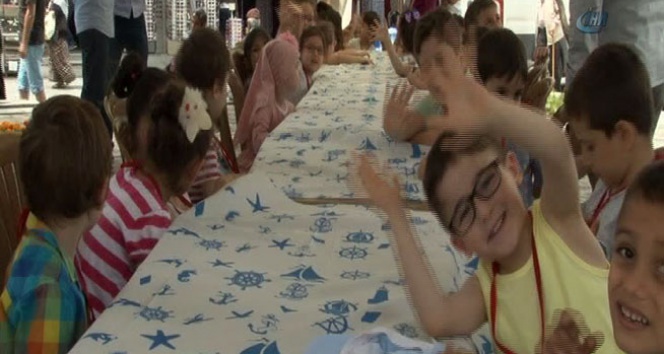 Tekne orucu tutan çocuklar ilk iftarlarını yaptı