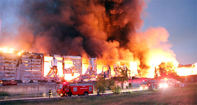 Kocaeli&#039;de 2 büyük fabrika alev alev yandı