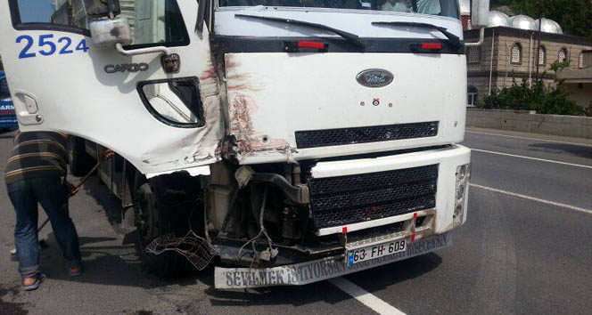 TIR ile kamyon çarpıştı: 2 yaralı