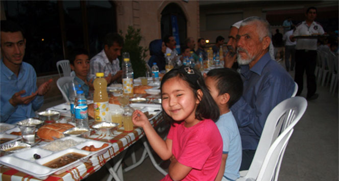 Afgan mültecilere iftar yemeği