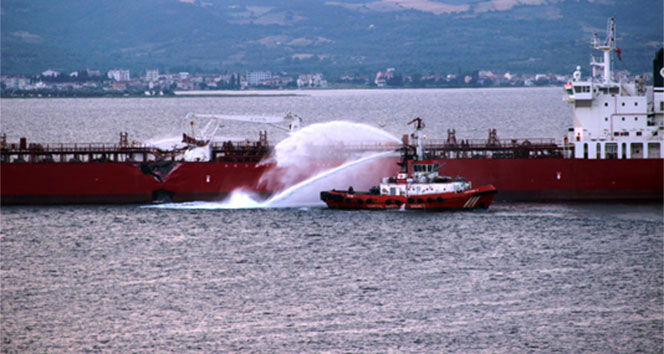 Kaza yapan gemide yük sızıntısı var!