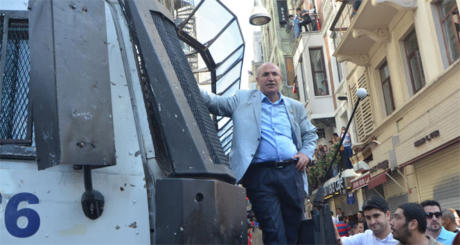 Milletvekili Mahmut Tanal TOMA'nın üzerine çıktı