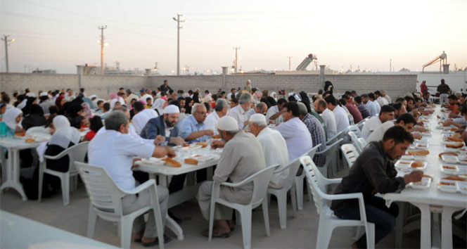 Çadır kente her gün bin kişiye iftar veriliyor