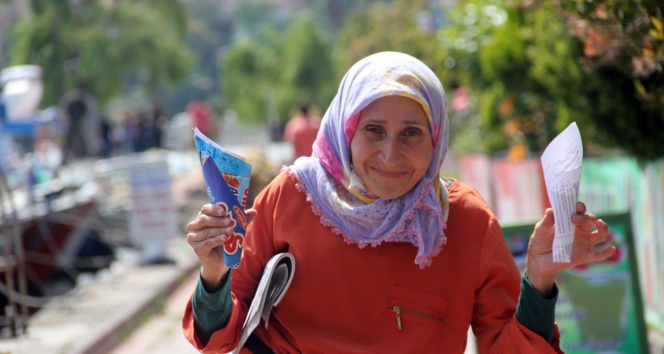Engelli kadın çekirdek satarak 4 yetime bakıyor
