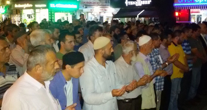 Doğu Türkistan&#039;da ölenler için gıyabi cenaze namazı kılındı