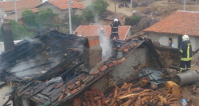 Yangın bir evi yok etti