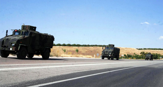 Tunceli’den yola çıkan askeri konvoy sınıra doğru ilerliyor