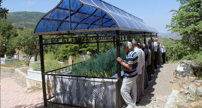 Türkiye&#039;nin en uzun ikinci türbesine ziyaretçi akını