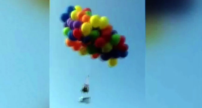 Yüzlerce balonla gökyüzüne yükseldi
