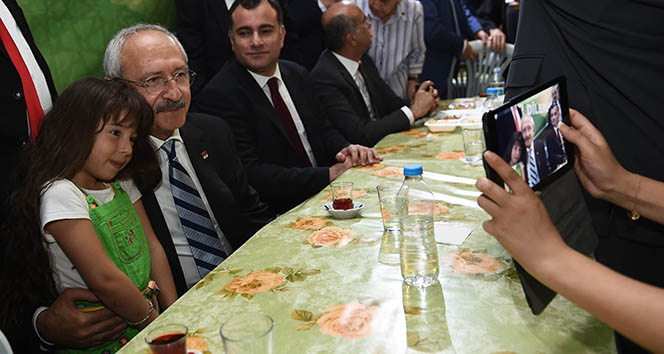 Kılıçdaroğlu, Cebeci’de vatandaşlarla iftar yaptı
