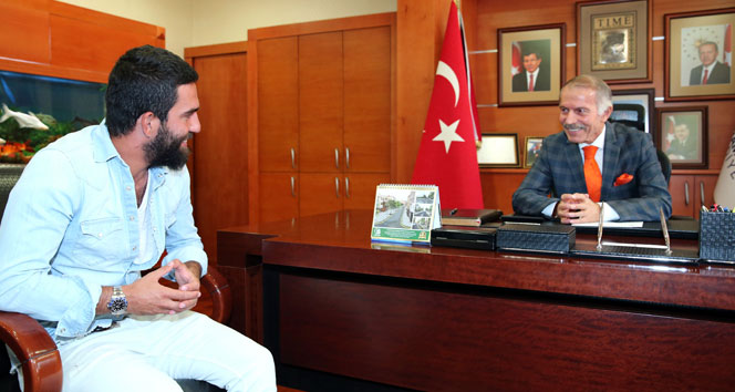 Arda Turan’a Bayrampaşa Belediyesi’nden büyük jest