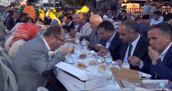 Sivas'ta binlerce insan tek sofrada buluştu