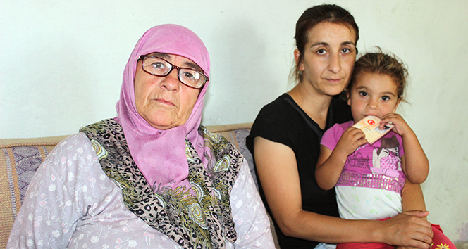 İki çocuğuyla yardım bekliyor