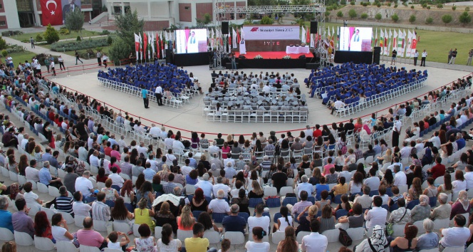 İYTE mezunları diplomalarını aldı