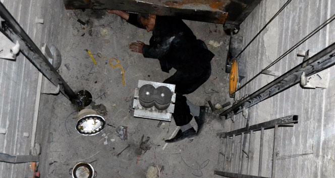 Yaşlı adam asansör boşluğuna düşerek yaralandı