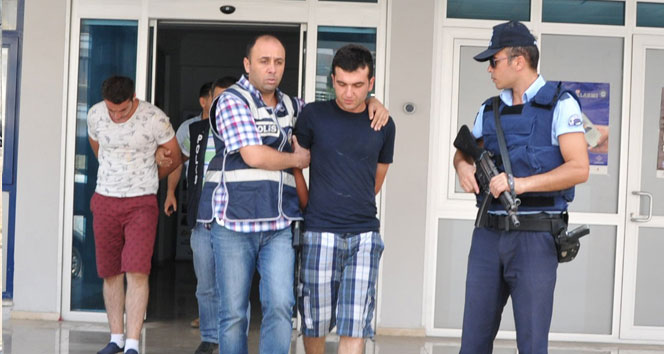 Kavgayı ayırmak isteyen polisi bıçakladılar