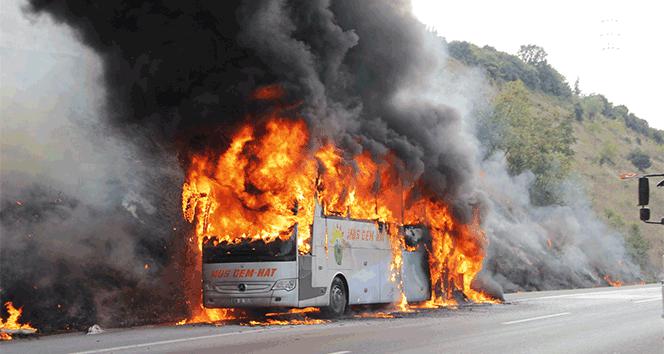 İçinde 32 yolcu bulunan otobüs alev alev yandı