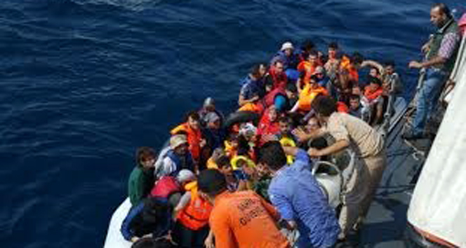 Ege Denizi&#039;nde bin 876 kaçak göçmen kurtarıldı