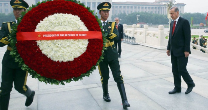Erdoğan, halkın kahramanları anıtına çelenk koydu
