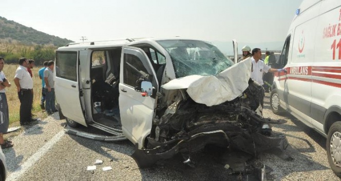 İzmir&#039;de kaza: 4 ölü, 6 yaralı