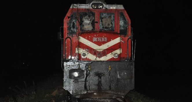 Tren otomobile çarptı: 4 ölü, 3 yaralı