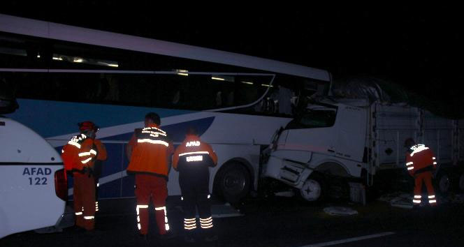 Kamyon yolcu otobüsüne arkadan çarptı: 16 yaralı