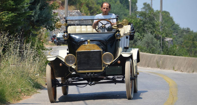 100 yıllık arabasıyla yollarda