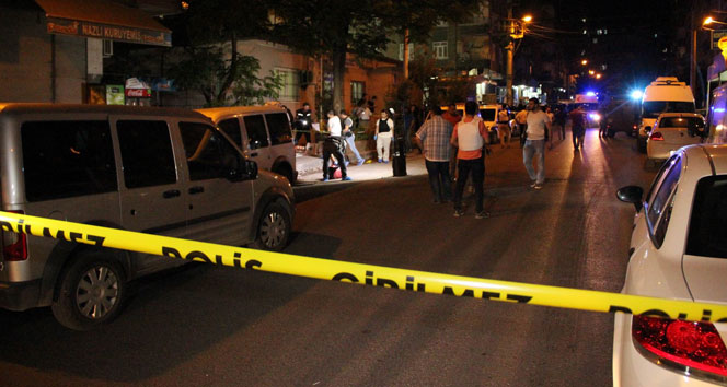 Diyarbakır&#039;da nöbet tutan polis ekiplerine saldırı!