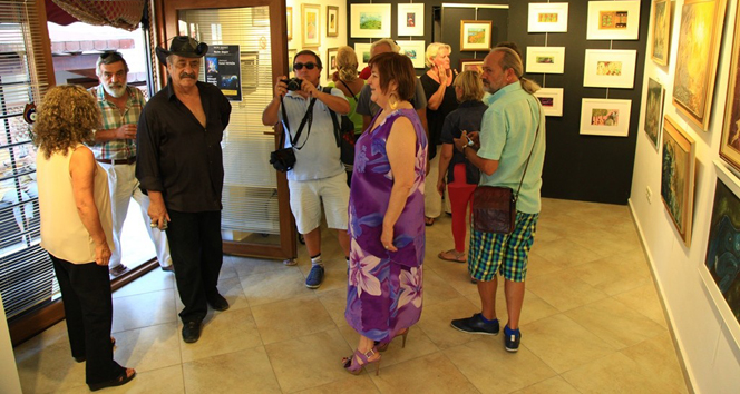 Babasının resimleriyle sergi açtı