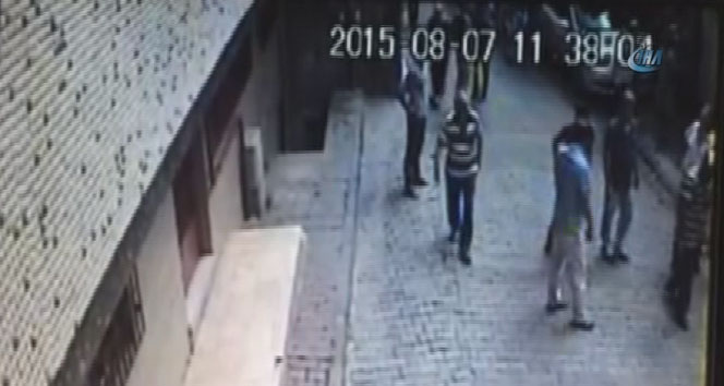 Zeytinburnu’nda iki kişinin öldüğü silahlı saldırı kamerada
