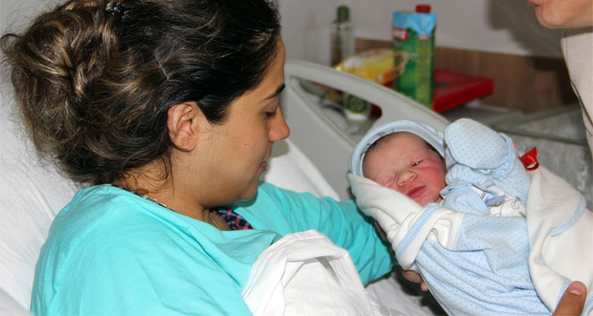 Şehit Astsubay Mehmet Yalçın Nane&#039;nin oğlu anne kucağında