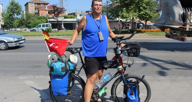 Bisikletle dünyayı dolaşıyor